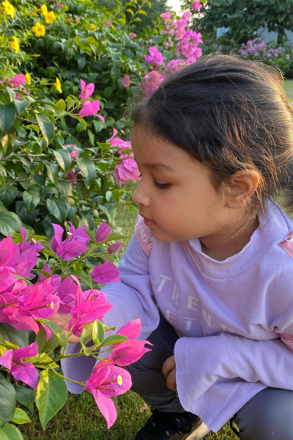 zivasingh-dhoni-flowers.jpg 8