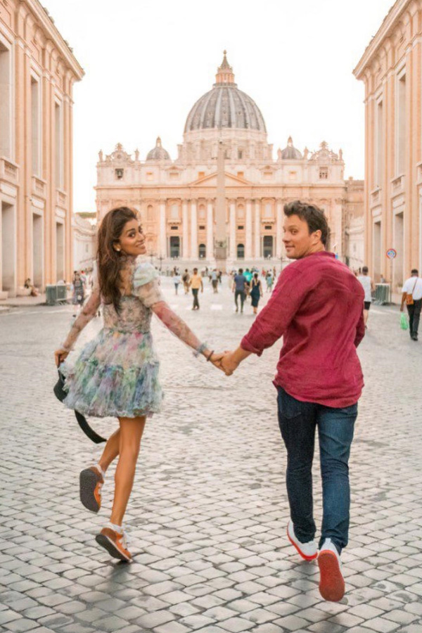 Shriya_20Saran_20shares_20romantic_20pictures_20with_20her_20husband_20from_20Rome_20Photos_7.jpg 8