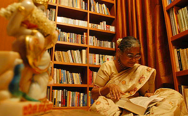 Infosys_20chairperson_20sudha_20murthy_20photos_14.jpg 15