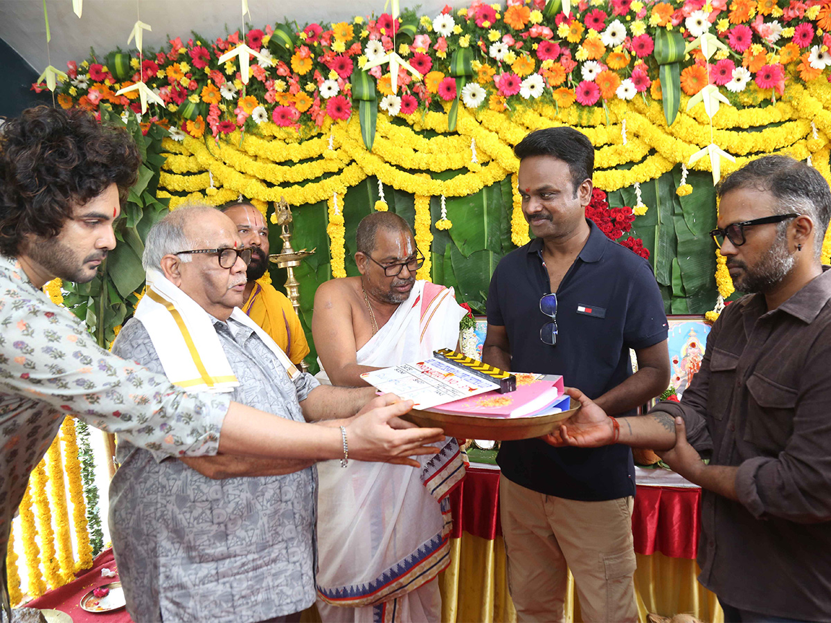 Bommarillu_20Bhaskar_20Siddhu_20Jonnalagadda_20new_20movie_20launched-16.jpg 15