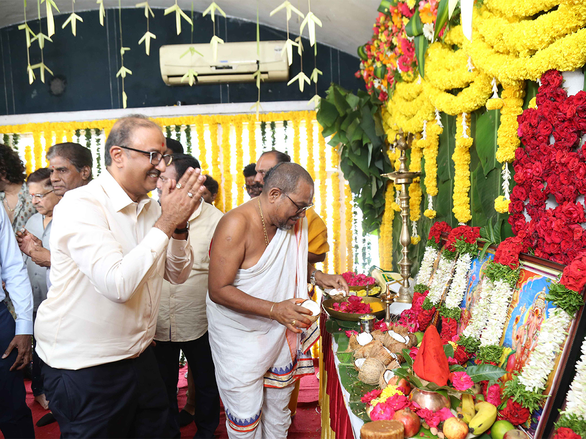 Bommarillu_20Bhaskar_20Siddhu_20Jonnalagadda_20new_20movie_20launched-24.jpg 22
