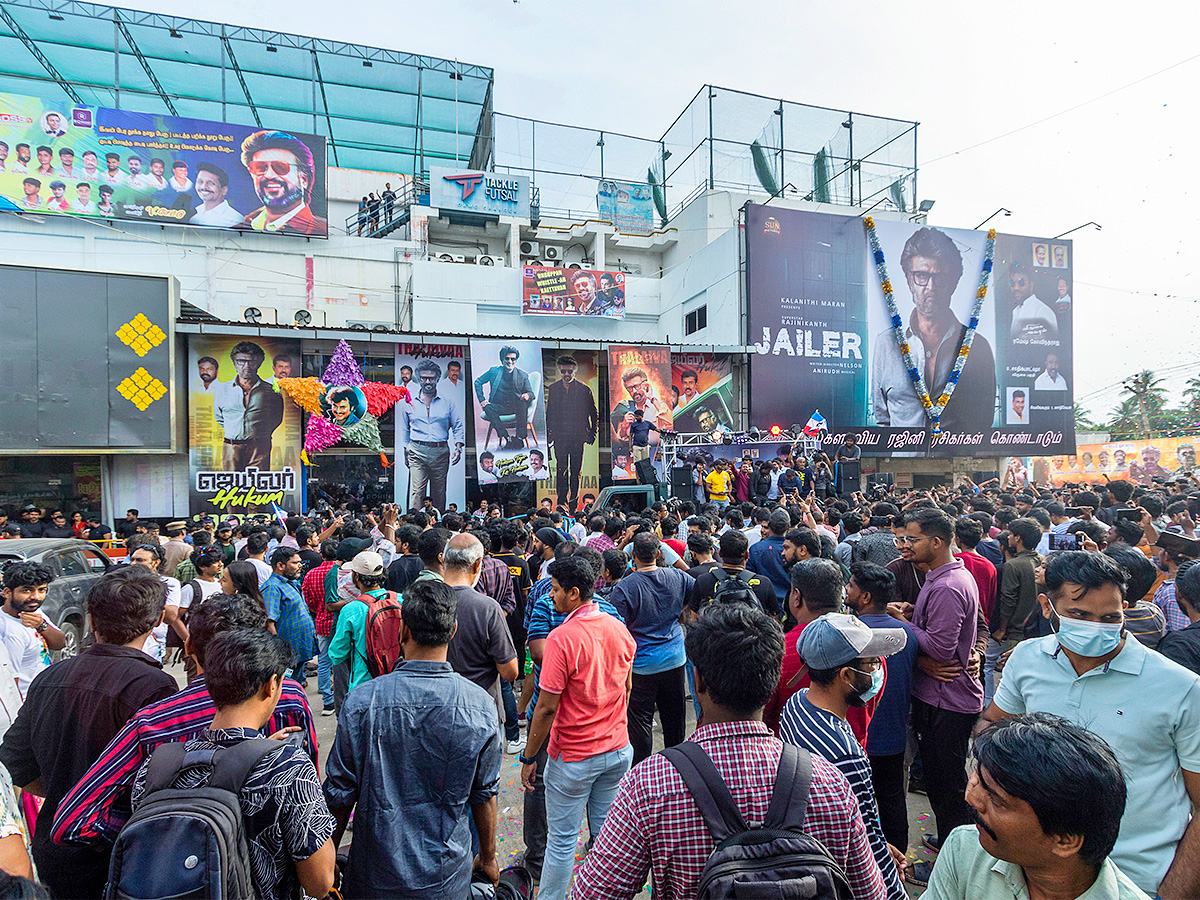 Rajinikanth_20Fans_20at_20Release_20of_20Jailer_20Theatre-1.jpg 1