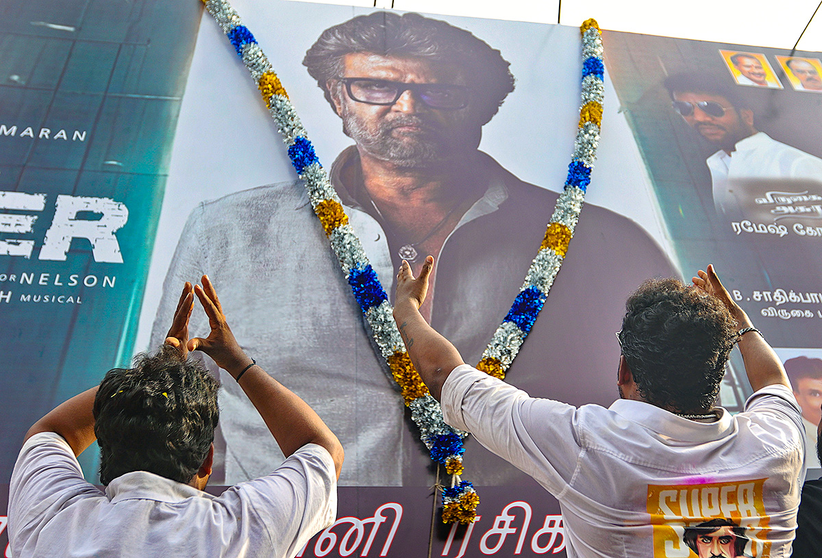 Rajinikanth_20Fans_20at_20Release_20of_20Jailer_20Theatre-10.jpg 10
