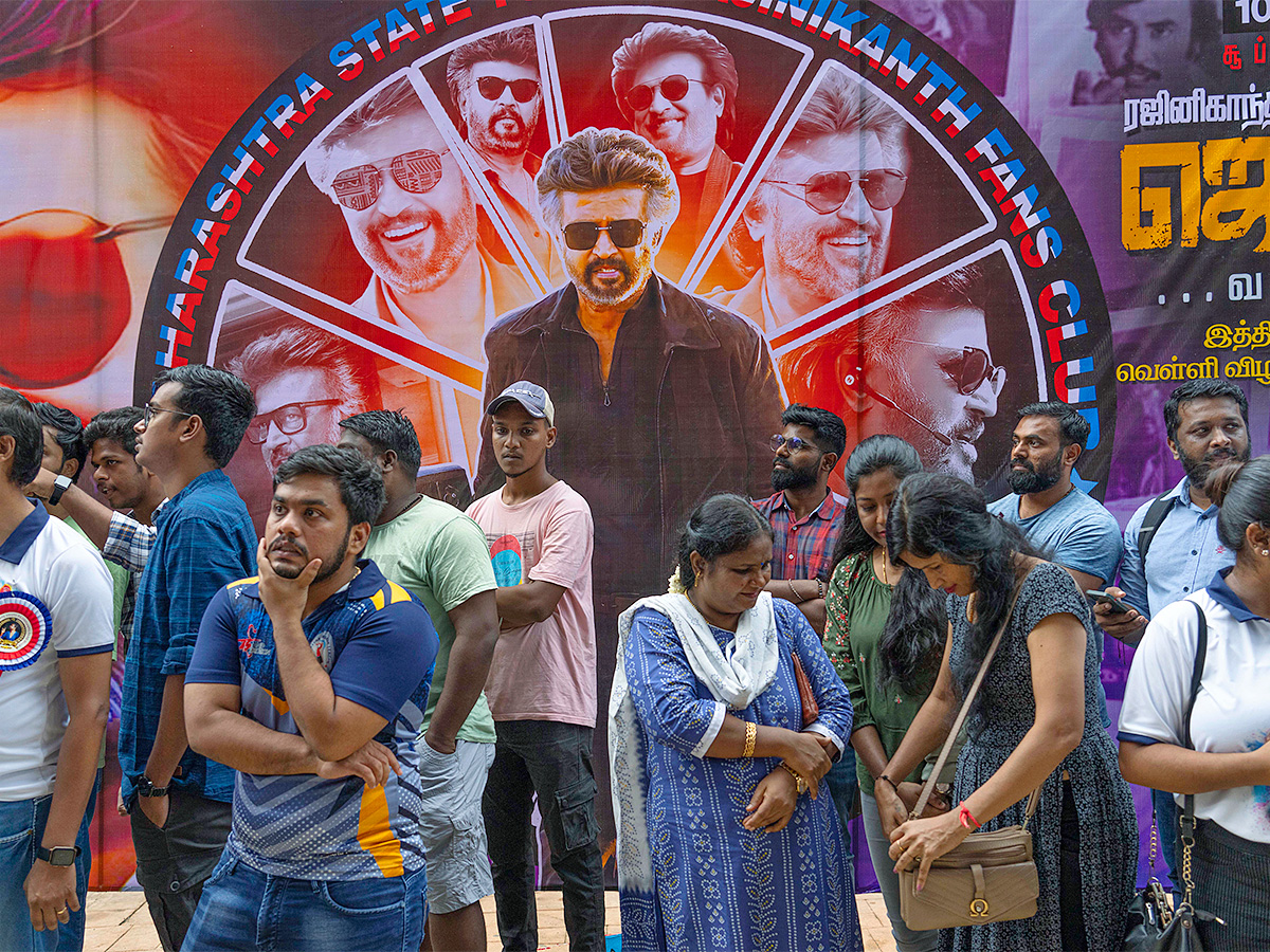Rajinikanth_20Fans_20at_20Release_20of_20Jailer_20Theatre-11.jpg 11