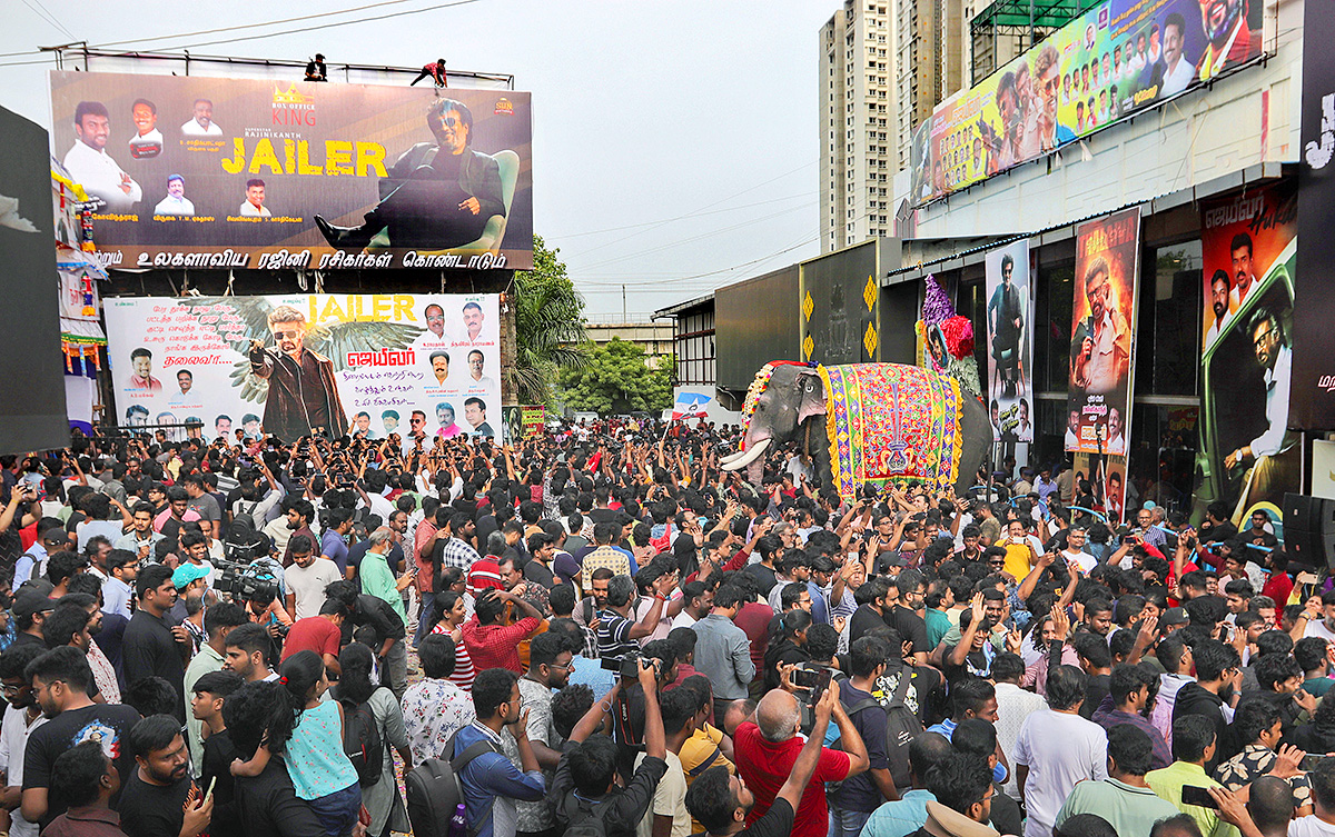 Rajinikanth_20Fans_20at_20Release_20of_20Jailer_20Theatre-12.jpg 12