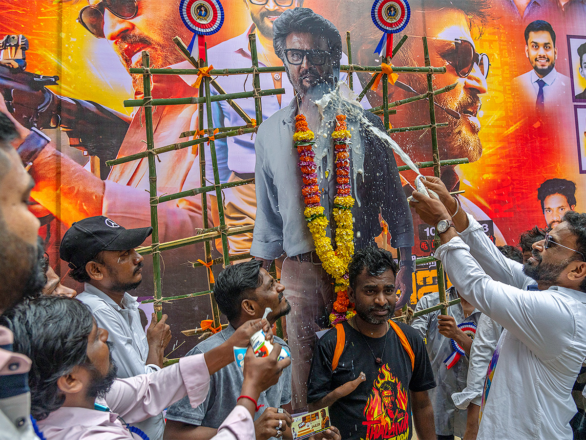 Rajinikanth_20Fans_20at_20Release_20of_20Jailer_20Theatre-13.jpg 13