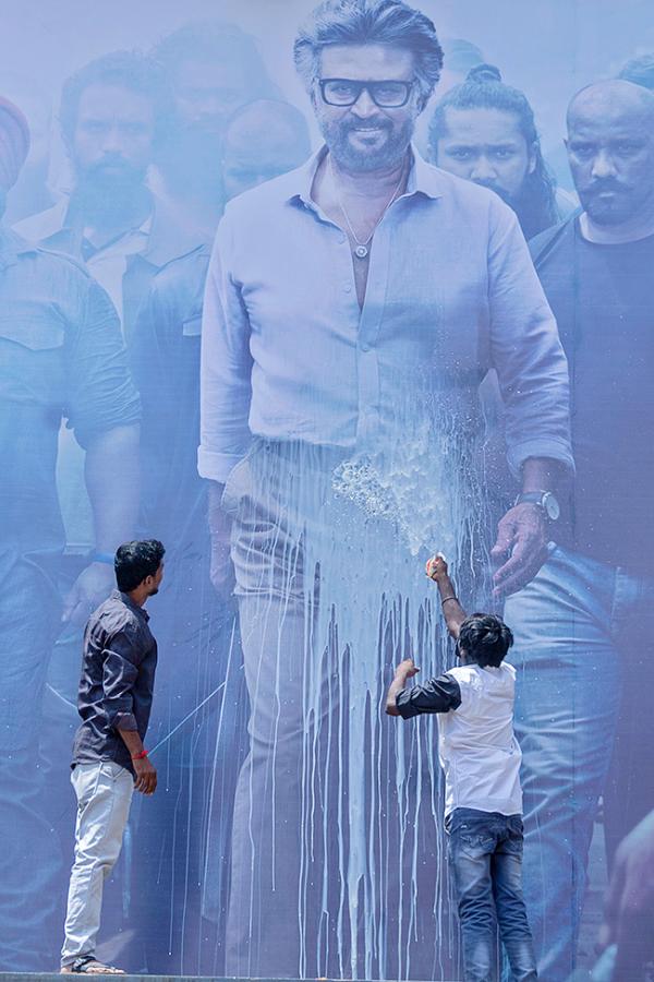 Rajinikanth_20Fans_20at_20Release_20of_20Jailer_20Theatre-15.jpg 15