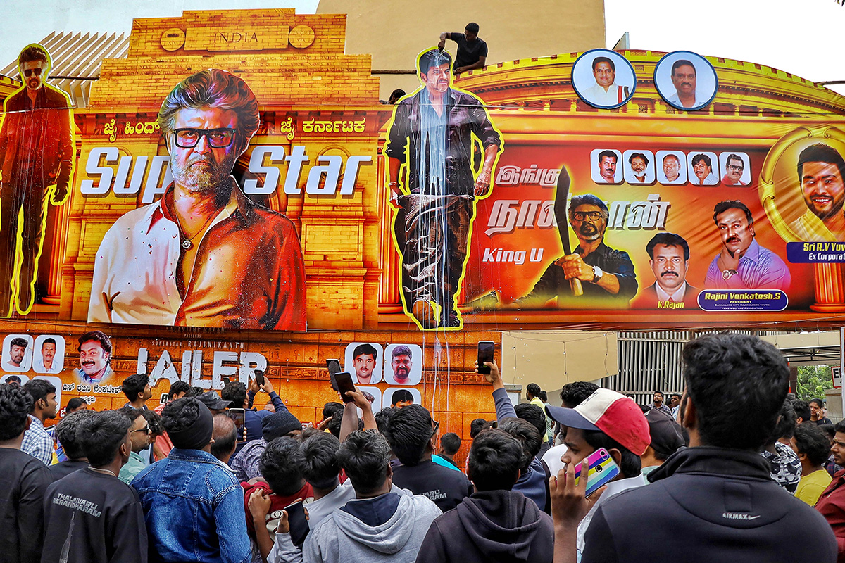 Rajinikanth_20Fans_20at_20Release_20of_20Jailer_20Theatre-16.jpg 16