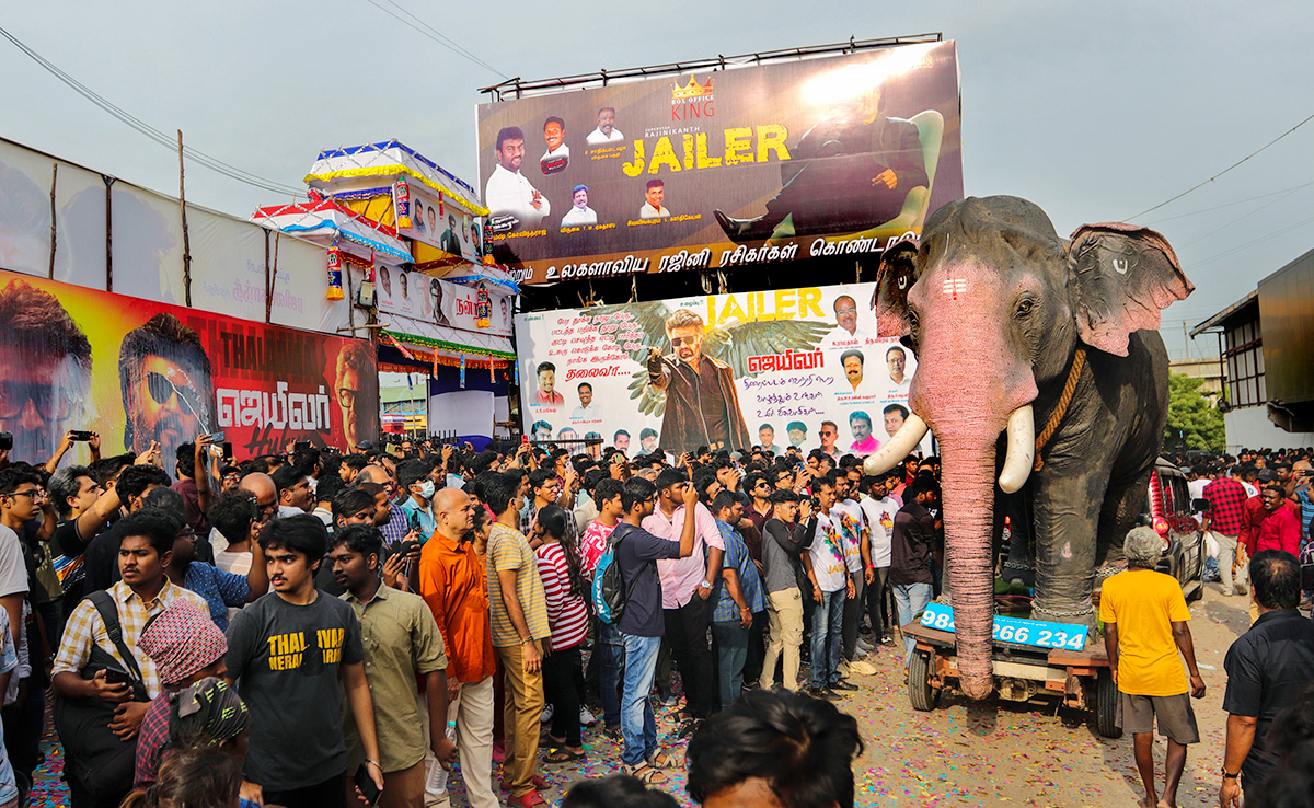 Rajinikanth_20Fans_20at_20Release_20of_20Jailer_20Theatre-2.jpg 2