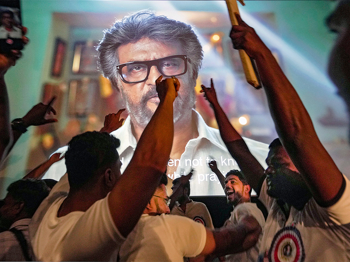 Rajinikanth_20Fans_20at_20Release_20of_20Jailer_20Theatre-20.jpg 19