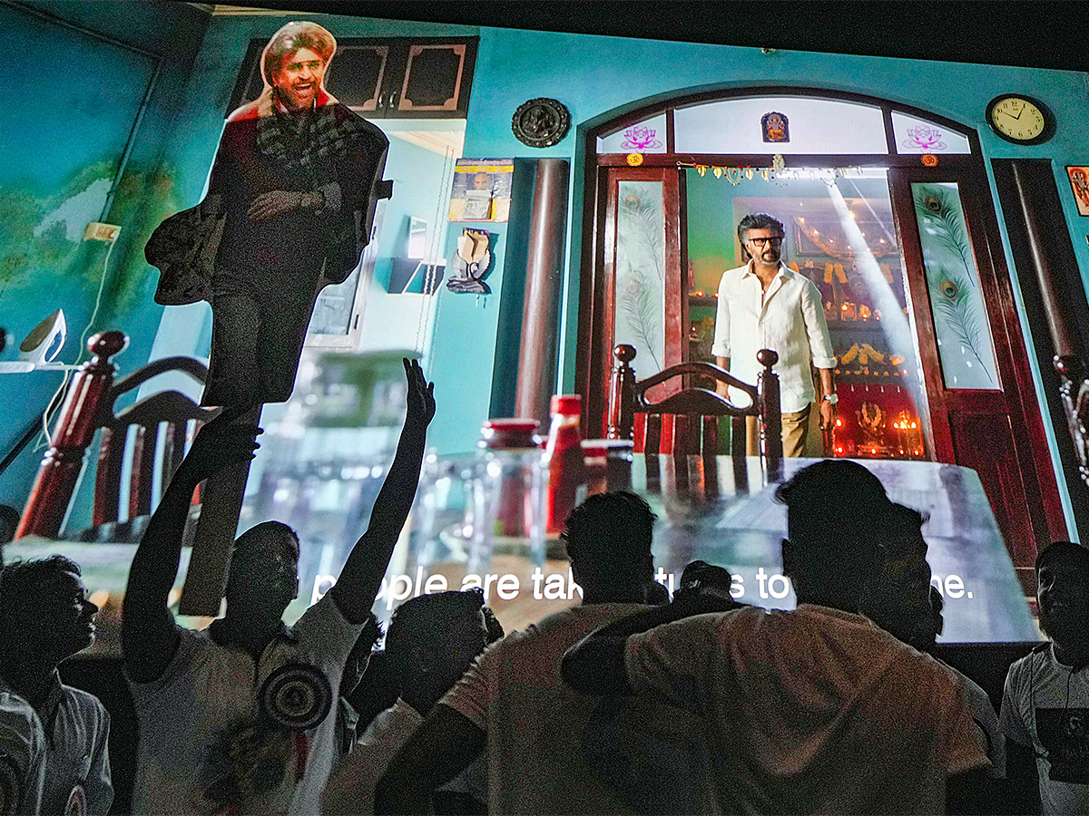 Rajinikanth_20Fans_20at_20Release_20of_20Jailer_20Theatre-23.jpg 22