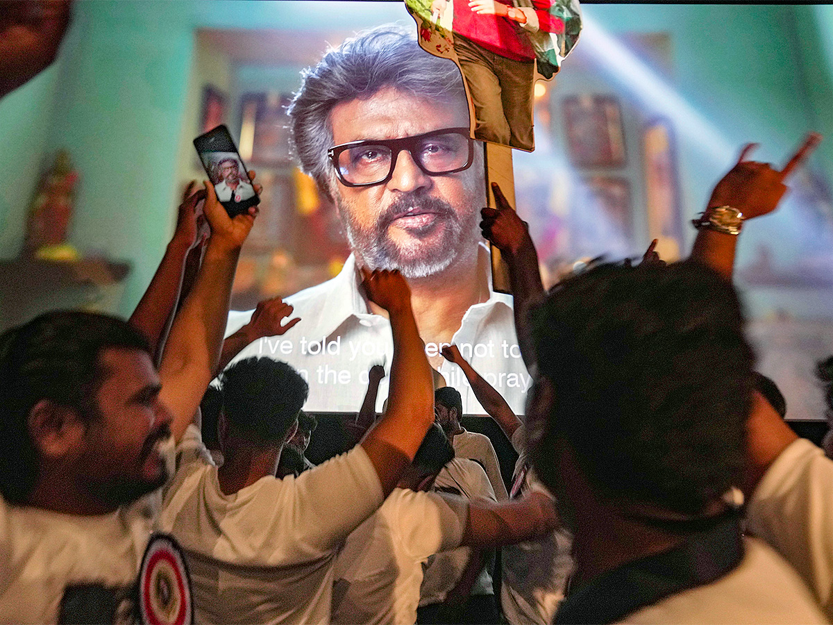 Rajinikanth_20Fans_20at_20Release_20of_20Jailer_20Theatre-24.jpg 23