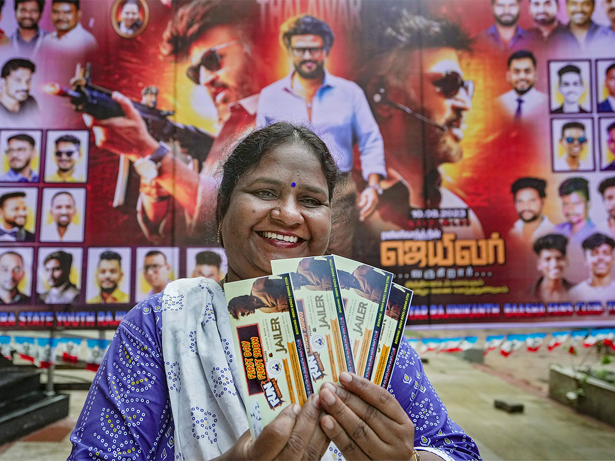 Rajinikanth_20Fans_20at_20Release_20of_20Jailer_20Theatre-26.jpg 25