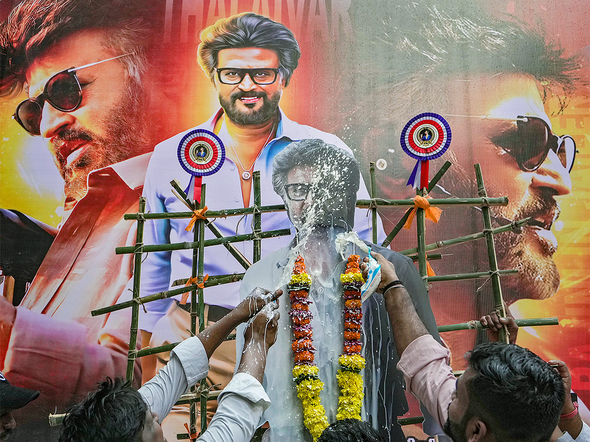 Rajinikanth_20Fans_20at_20Release_20of_20Jailer_20Theatre-29.jpg 27