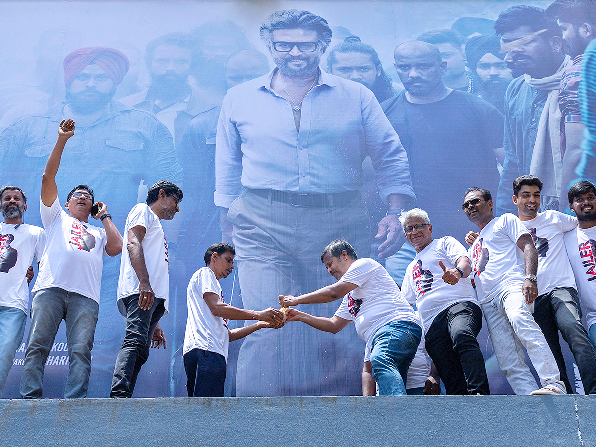 Rajinikanth_20Fans_20at_20Release_20of_20Jailer_20Theatre-3.jpg 3