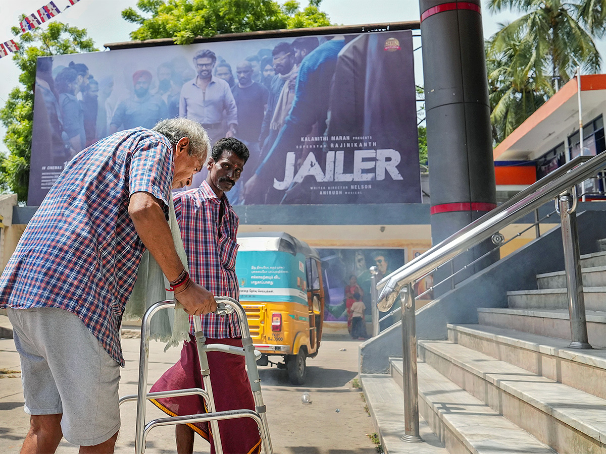 Rajinikanth_20Fans_20at_20Release_20of_20Jailer_20Theatre-4.jpg 4