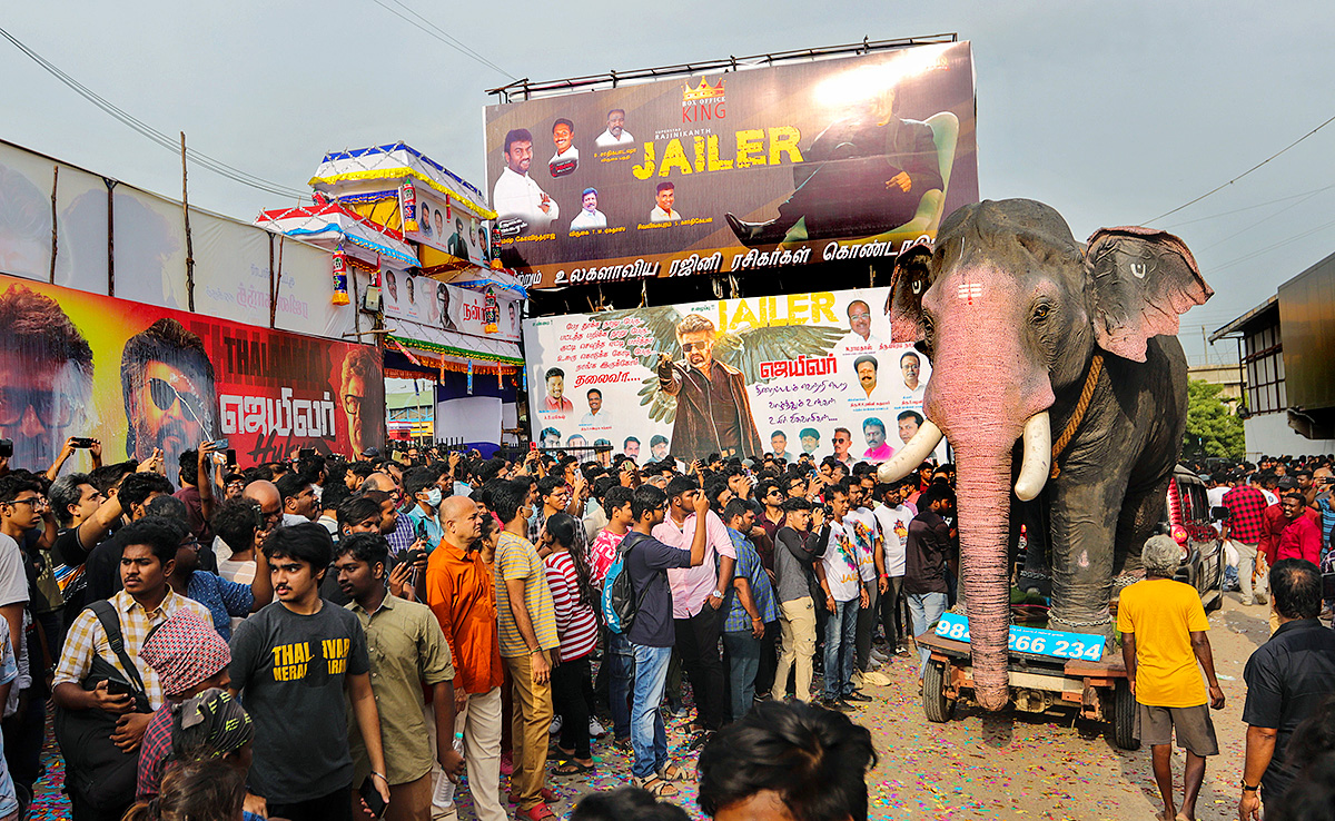Rajinikanth_20Fans_20at_20Release_20of_20Jailer_20Theatre-5.jpg 5