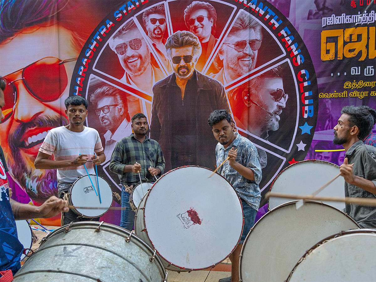 Rajinikanth_20Fans_20at_20Release_20of_20Jailer_20Theatre-6.jpg 6