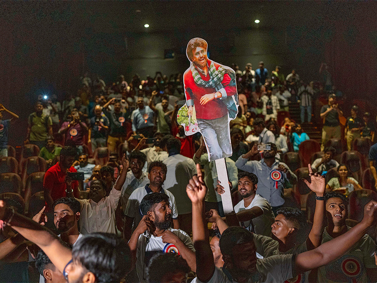 Rajinikanth_20Fans_20at_20Release_20of_20Jailer_20Theatre-7.jpg 7