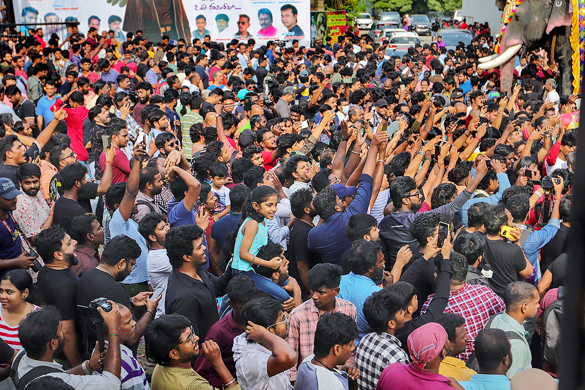 Rajinikanth_20Fans_20at_20Release_20of_20Jailer_20Theatre-8.jpg 8