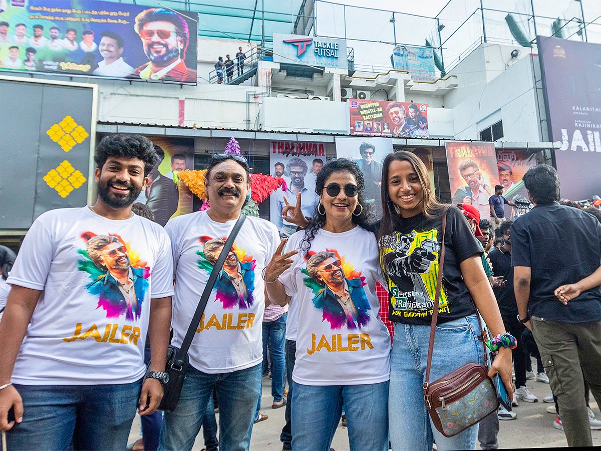 Rajinikanth_20Fans_20at_20Release_20of_20Jailer_20Theatre-9.jpg 9