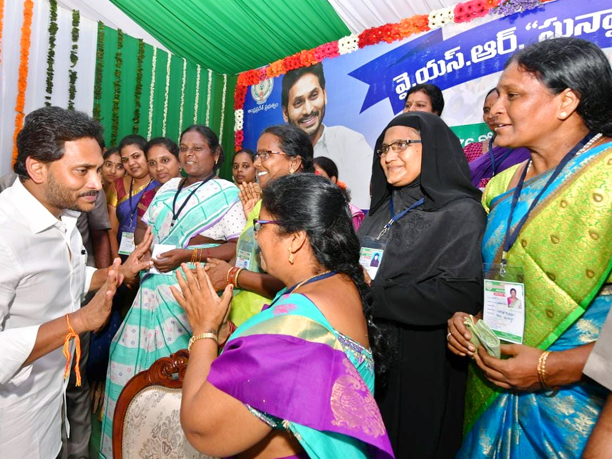 CM_20YS_20Jagan_20Release_20YSR_20Sunna_20Vaddi_20Scheme_20Funds_20At_20Amalapuram_20Photos_12.jpg 21