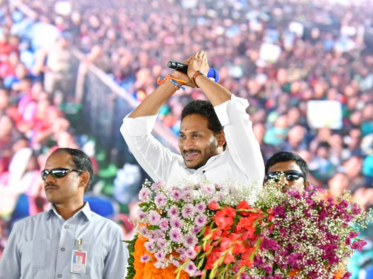 CM_20YS_20Jagan_20Release_20YSR_20Sunna_20Vaddi_20Scheme_20Funds_20At_20Amalapuram_20Photos_3.jpg 9