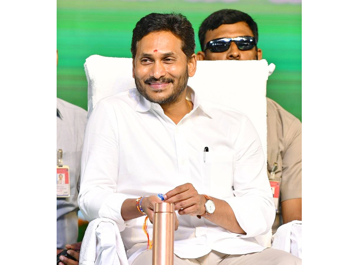 CM_20YS_20Jagan_20Release_20YSR_20Sunna_20Vaddi_20Scheme_20Funds_20At_20Amalapuram_20Photos_6.jpg 12