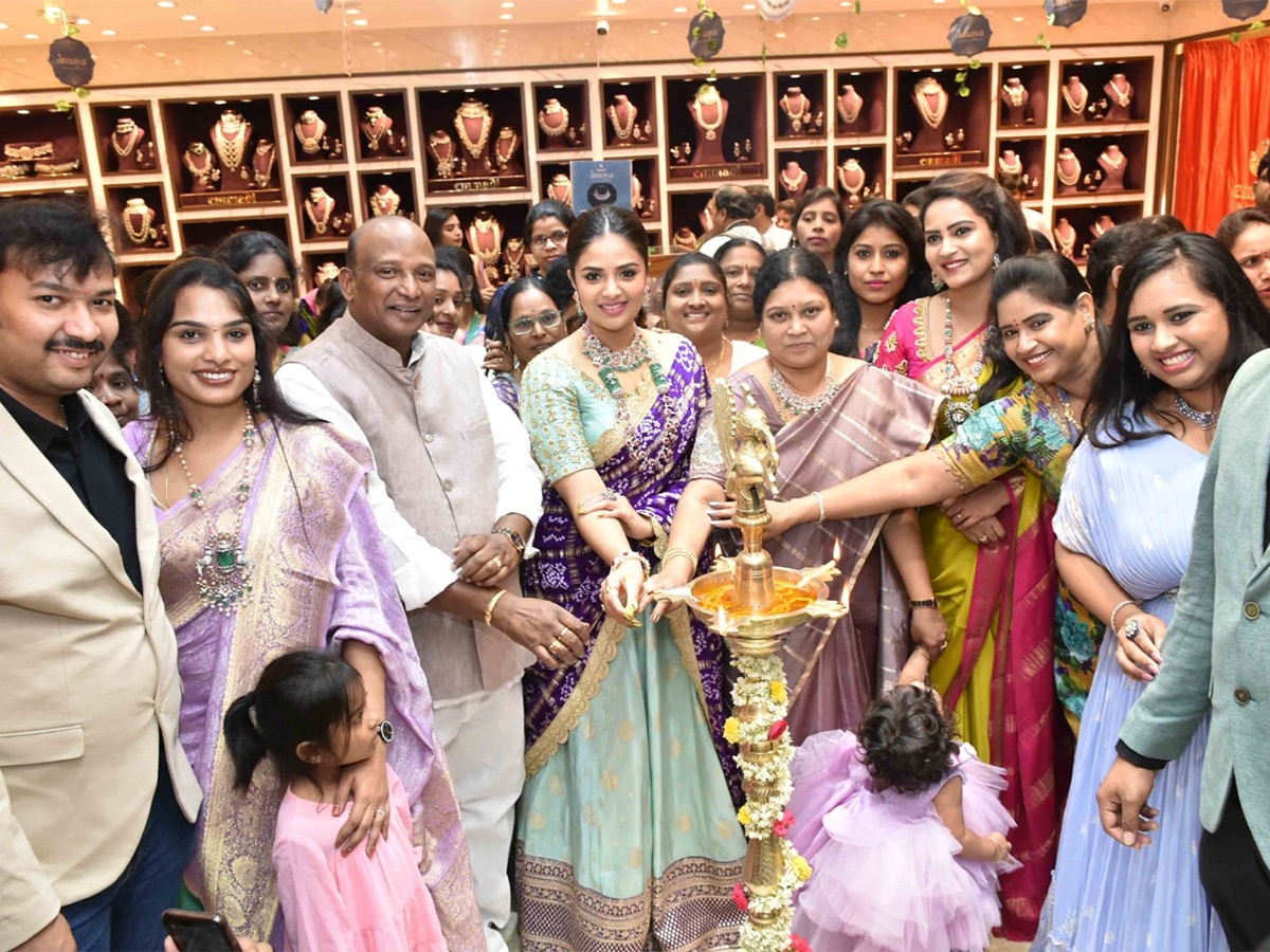 Film_20actress_20Sreemukhi_20opened_20jewelery_20showroom-1.jpg 1