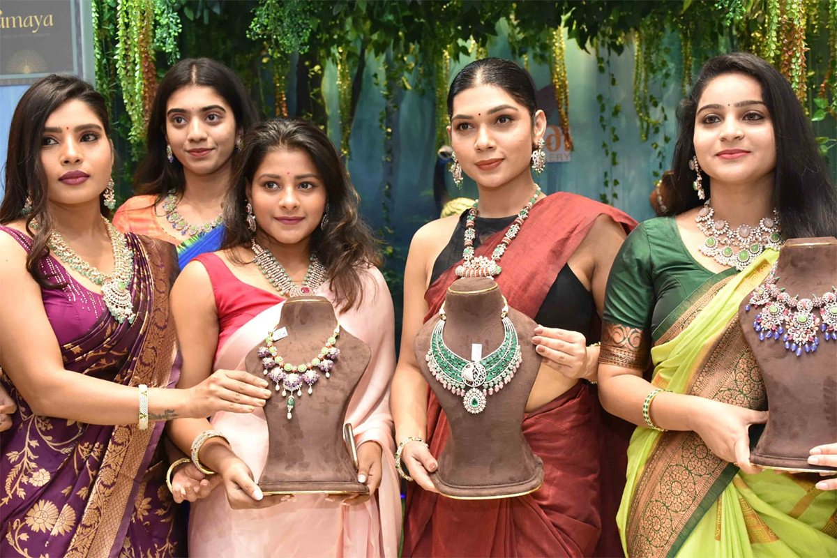 Film_20actress_20Sreemukhi_20opened_20jewelery_20showroom-10.jpg 10