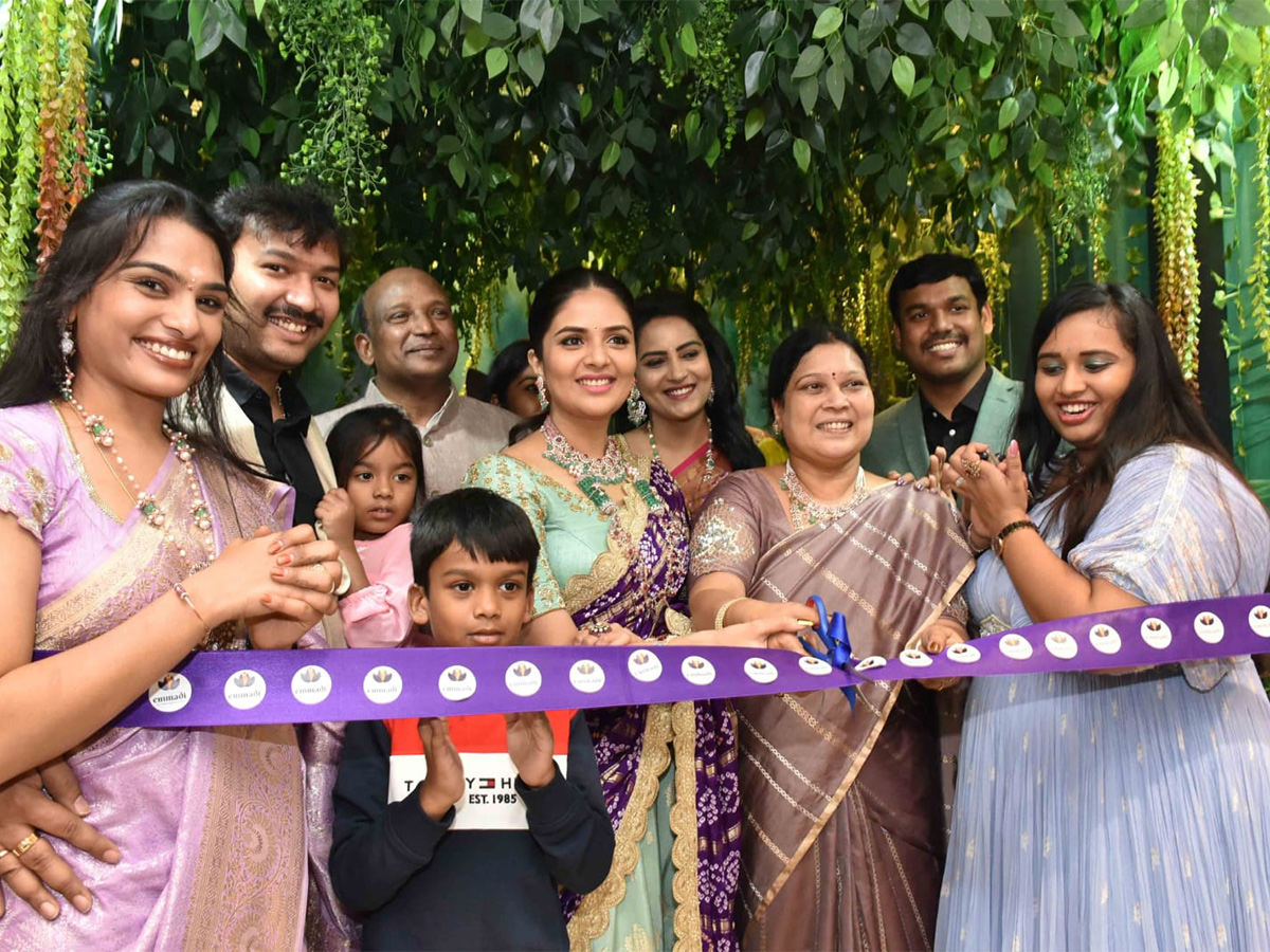 Film_20actress_20Sreemukhi_20opened_20jewelery_20showroom-11.jpg 11