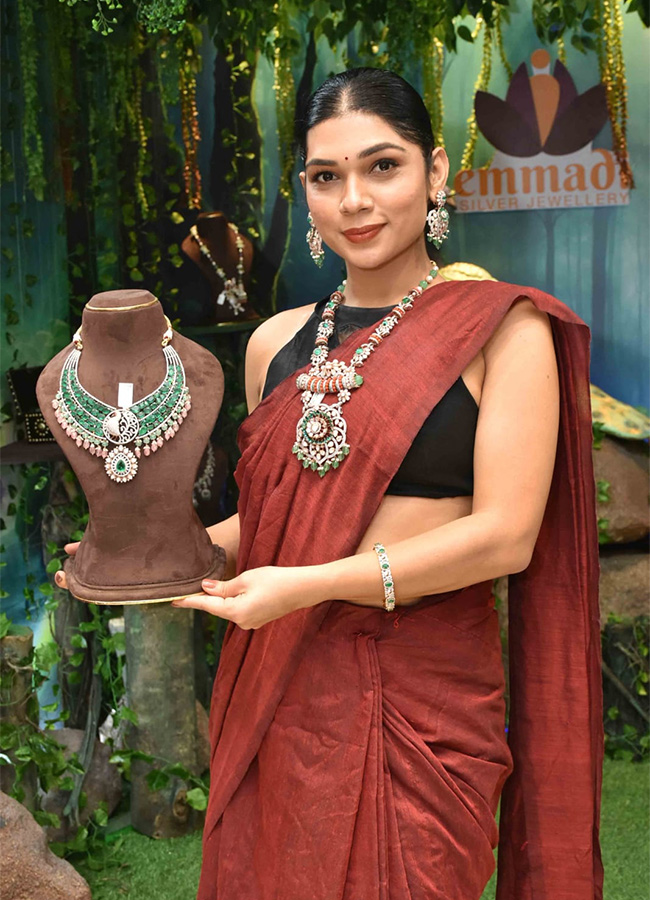 Film_20actress_20Sreemukhi_20opened_20jewelery_20showroom-12.jpg 12