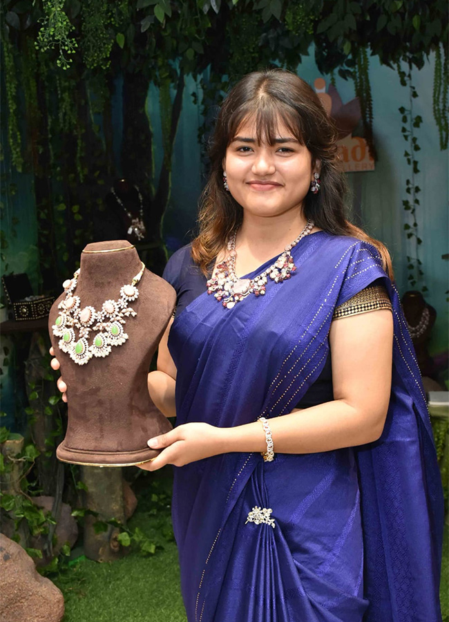 Film_20actress_20Sreemukhi_20opened_20jewelery_20showroom-13.jpg 13