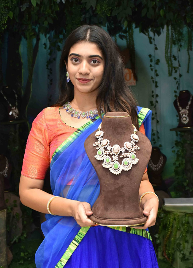 Film_20actress_20Sreemukhi_20opened_20jewelery_20showroom-15.jpg 15