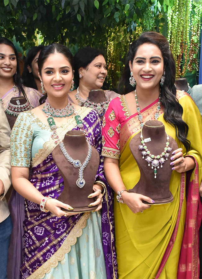 Film_20actress_20Sreemukhi_20opened_20jewelery_20showroom-16.jpg 16