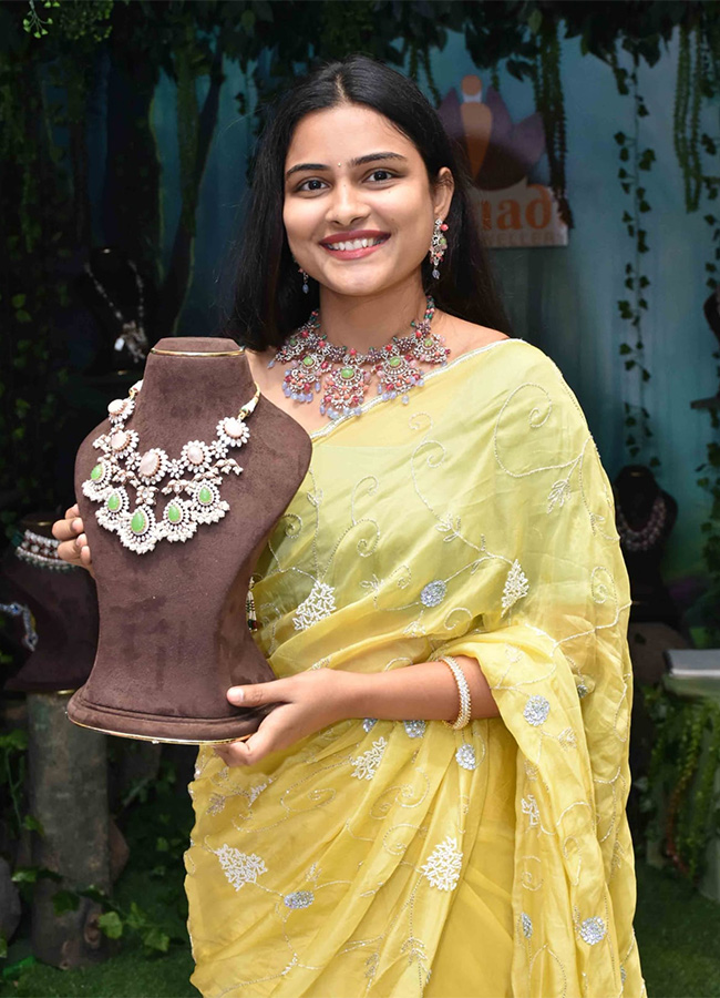 Film_20actress_20Sreemukhi_20opened_20jewelery_20showroom-17.jpg 17