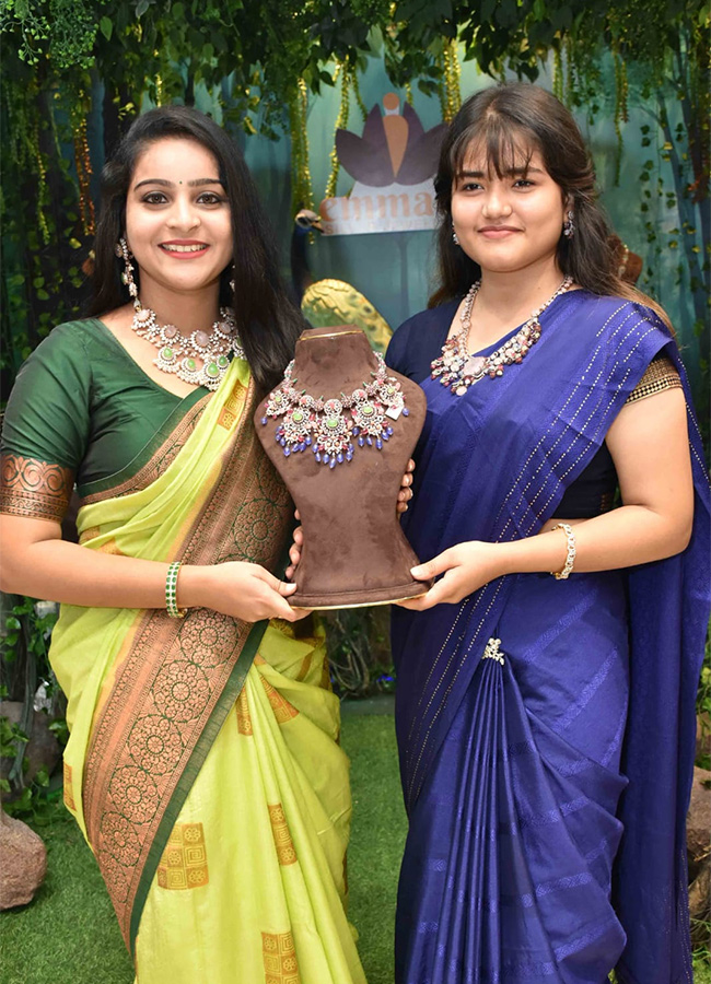 Film_20actress_20Sreemukhi_20opened_20jewelery_20showroom-18.jpg 18