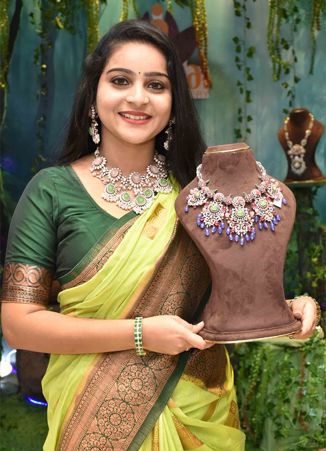 Film_20actress_20Sreemukhi_20opened_20jewelery_20showroom-19.jpg 19