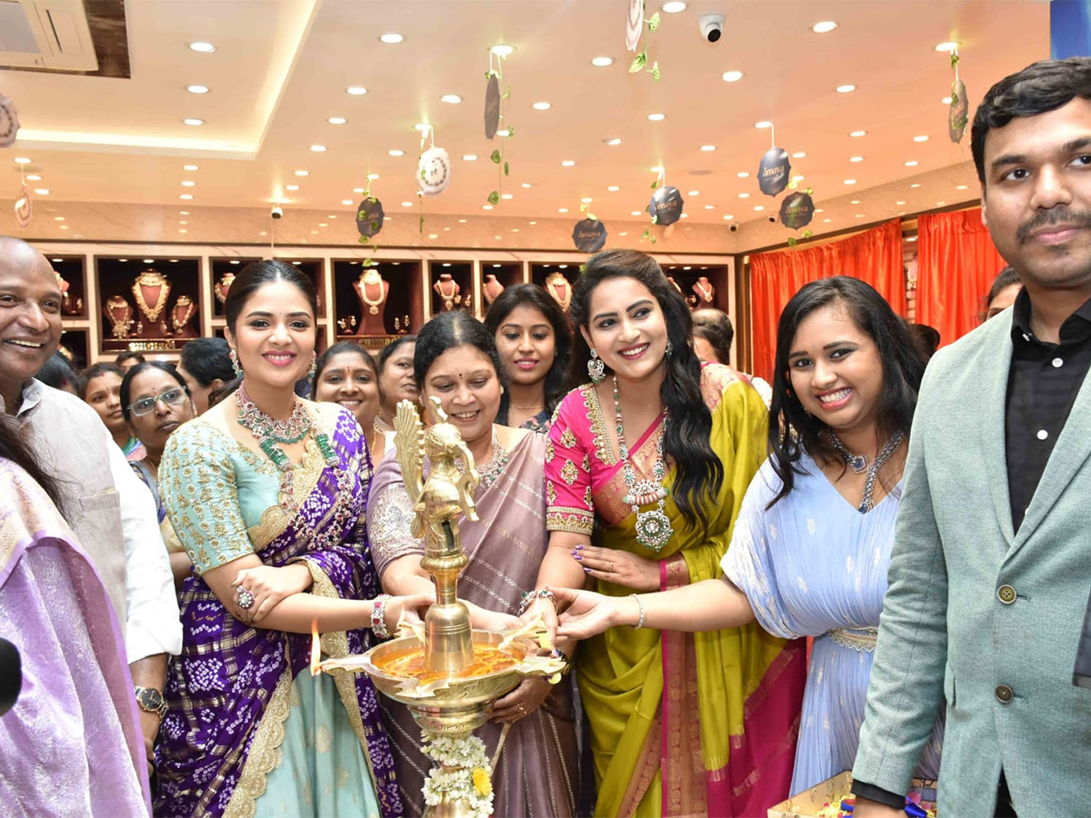 Film_20actress_20Sreemukhi_20opened_20jewelery_20showroom-2.jpg 2