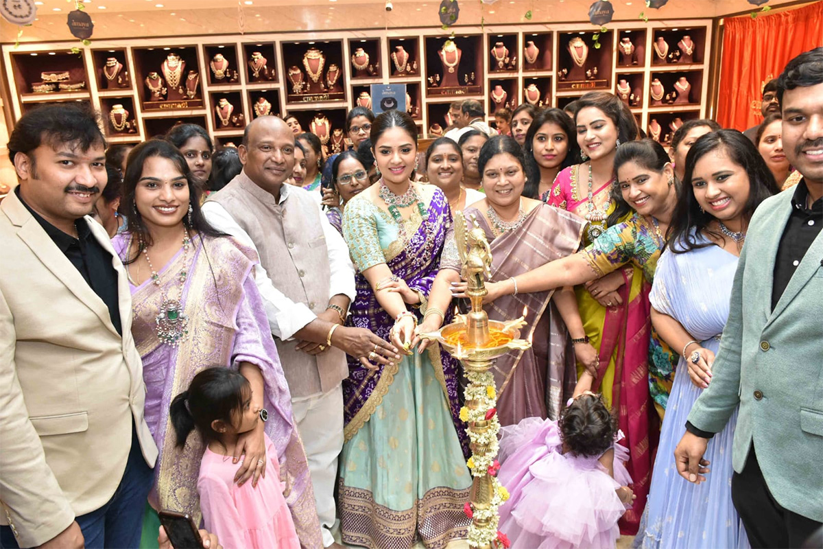 Film_20actress_20Sreemukhi_20opened_20jewelery_20showroom-3.jpg 3