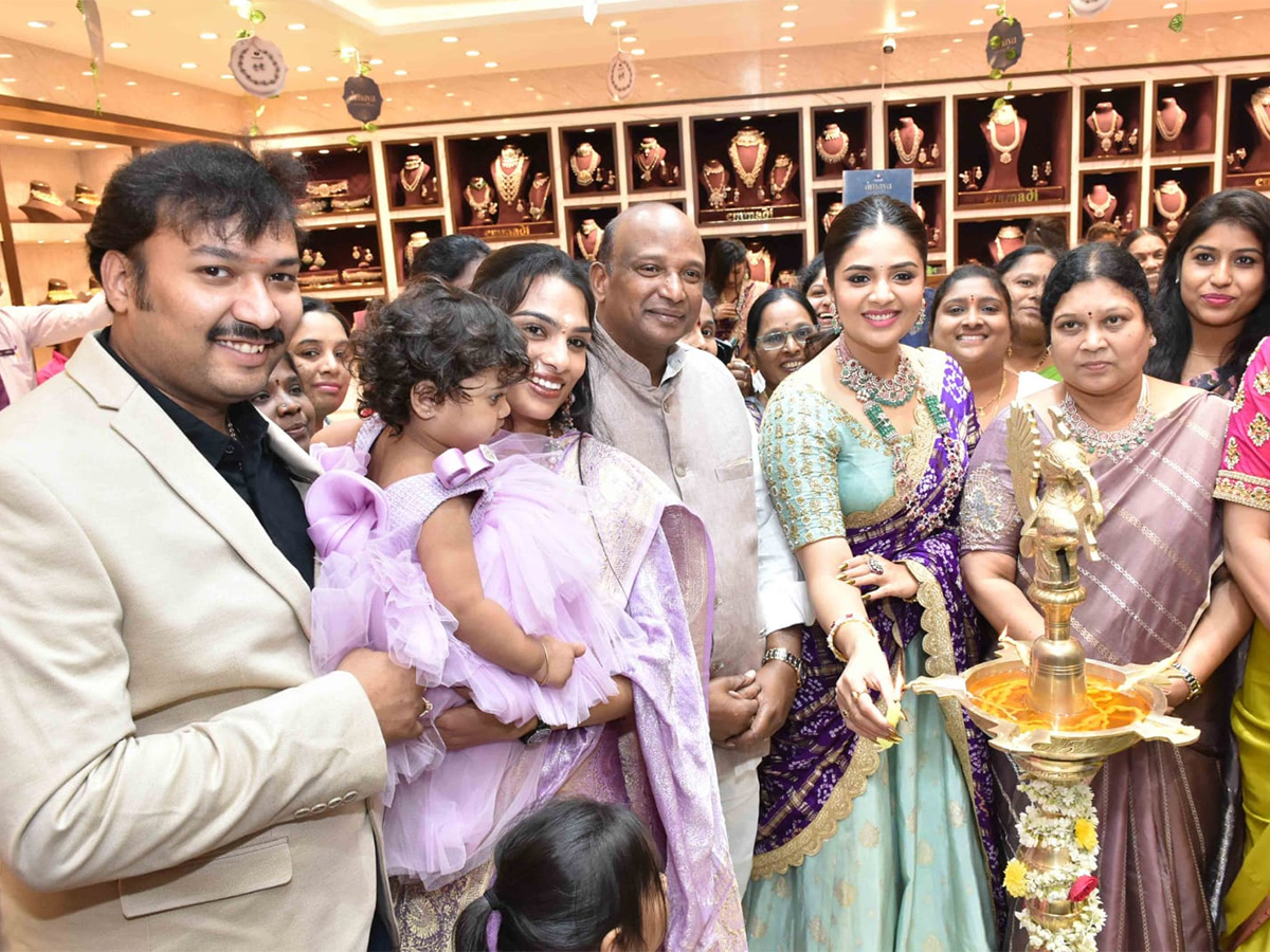 Film_20actress_20Sreemukhi_20opened_20jewelery_20showroom-5.jpg 5