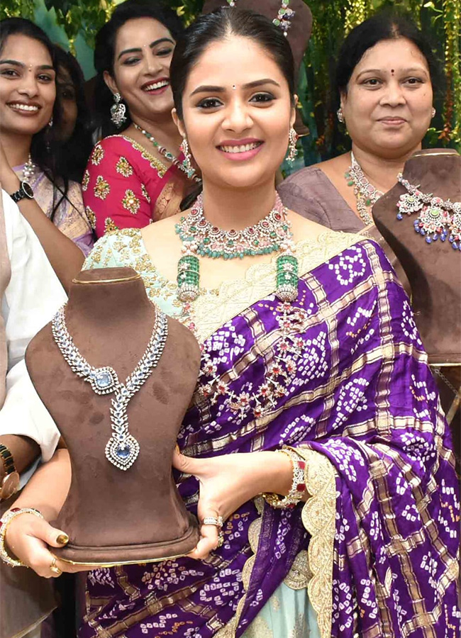 Film_20actress_20Sreemukhi_20opened_20jewelery_20showroom-6.jpg 6
