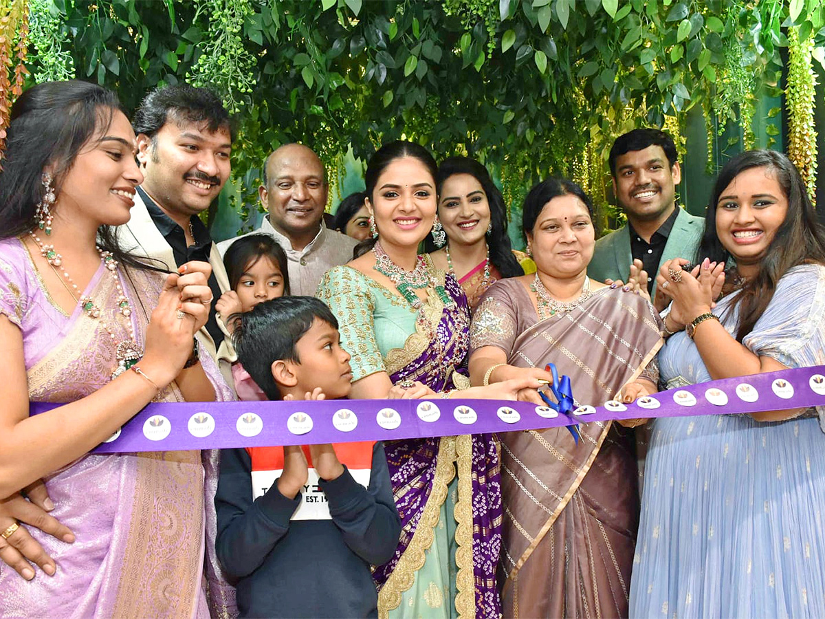 Film_20actress_20Sreemukhi_20opened_20jewelery_20showroom-7.jpg 7
