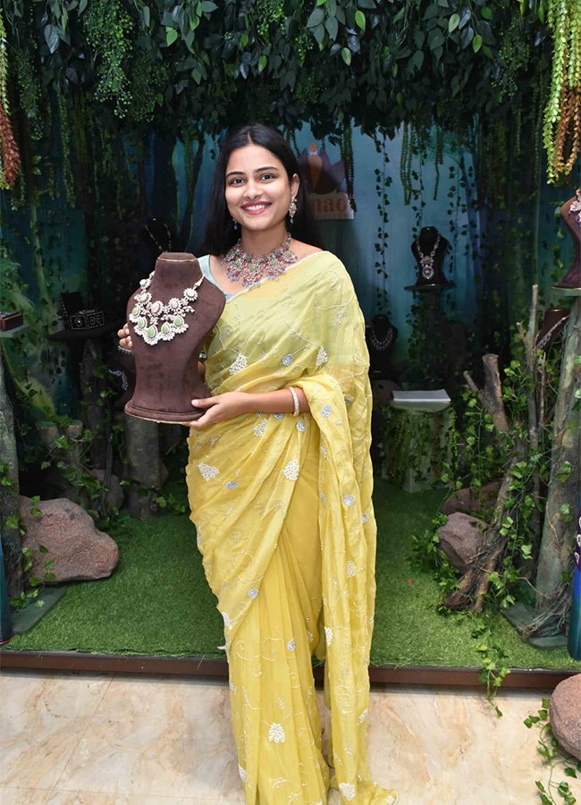 Film_20actress_20Sreemukhi_20opened_20jewelery_20showroom-9.jpg 9
