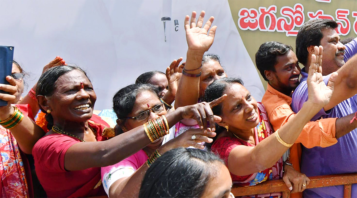 Huge_20Crowd_20_20At_20CM_20YS_20Jagans_20Amalapuram_20Public_20Meeting-10.jpg 10