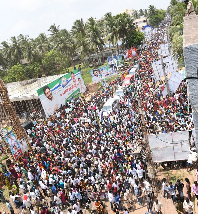 Huge_20Crowd_20_20At_20CM_20YS_20Jagans_20Amalapuram_20Public_20Meeting-16.jpg 15