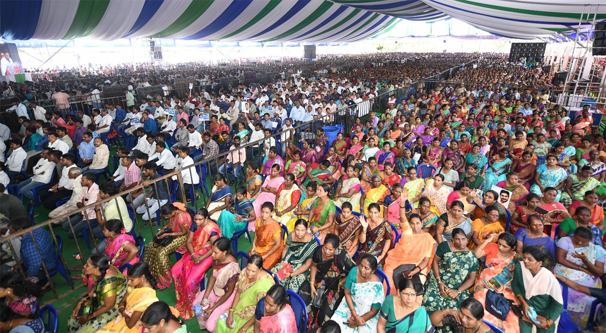 Huge_20Crowd_20_20At_20CM_20YS_20Jagans_20Amalapuram_20Public_20Meeting-36.jpg 32