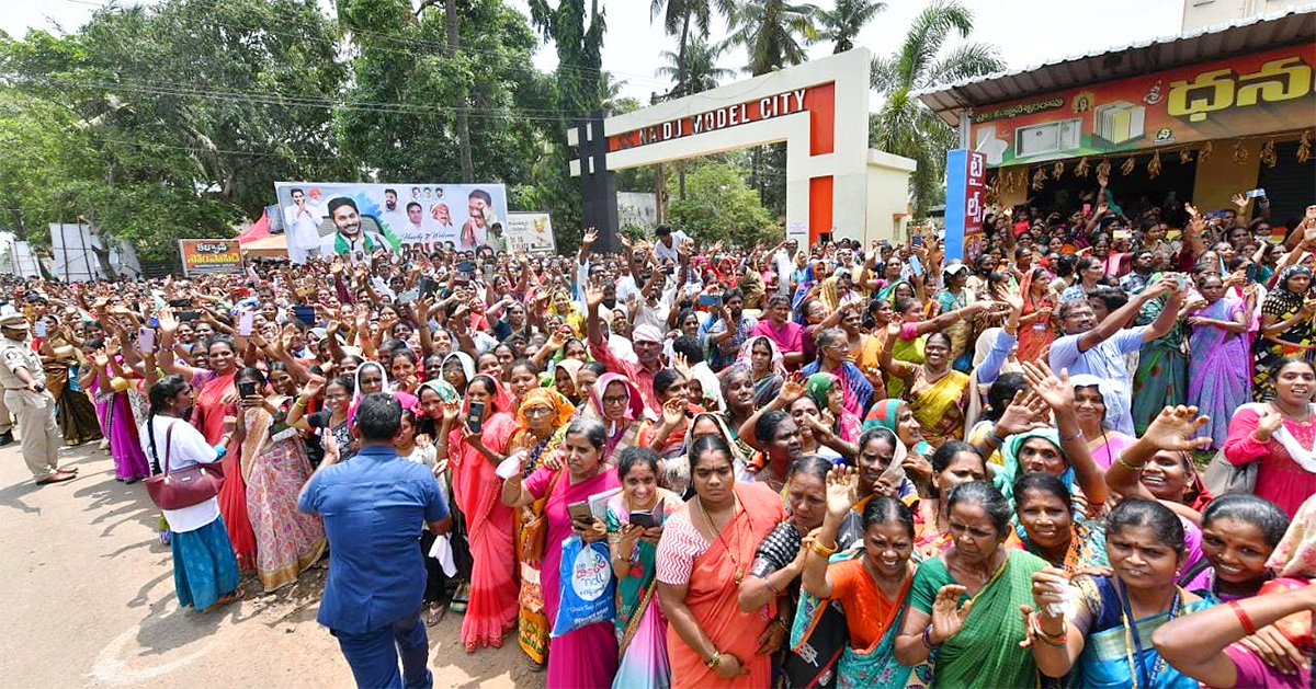 Huge_20Crowd_20_20At_20CM_20YS_20Jagans_20Amalapuram_20Public_20Meeting-41.jpg 36