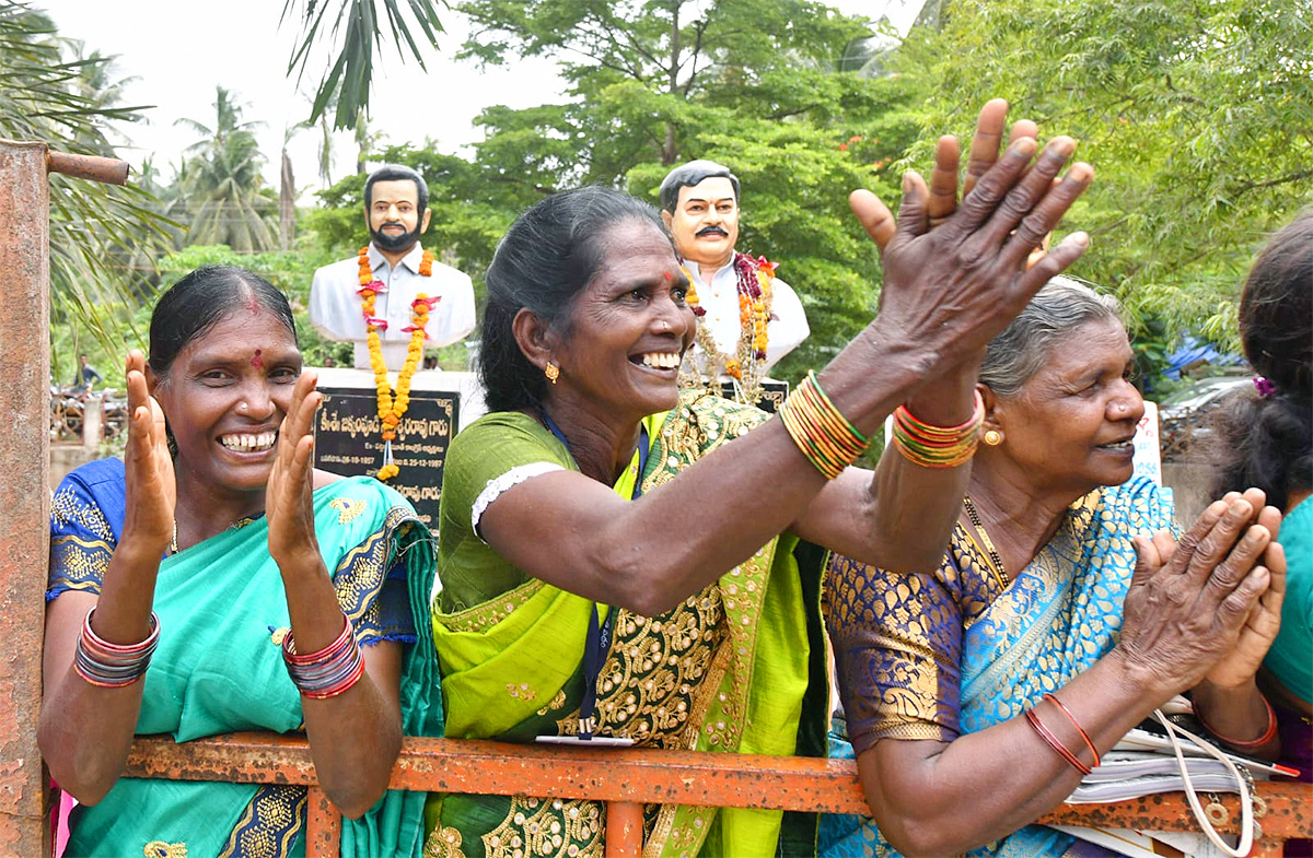 Huge_20Crowd_20_20At_20CM_20YS_20Jagans_20Amalapuram_20Public_20Meeting-44.jpg 39