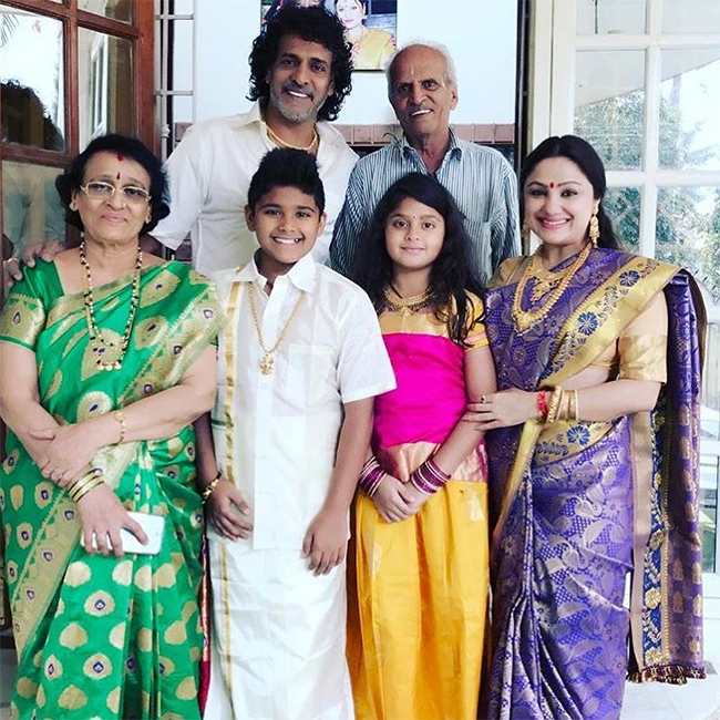 Rare_20And_20Unseen_20Photos_20Of_20Upendra_20-3.jpg 3
